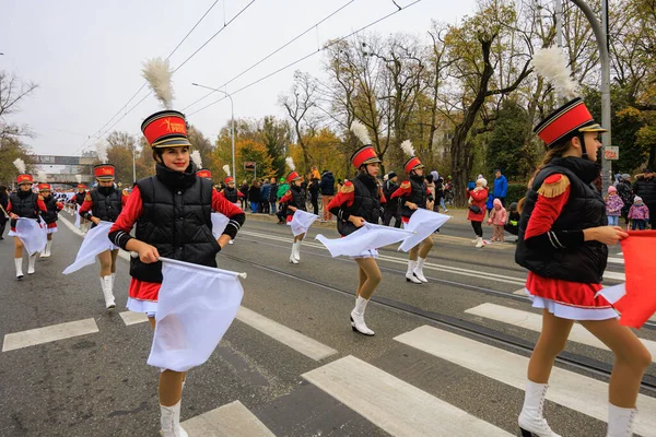 Wroclaw, Polonya - 11 Kasım 2024: Wroclaw 'da Neşeli Bağımsızlık Günü Yürüyüşü, Polonya Bayrakları, Öğrencileri ve 11 Kasım' ı Kutlayan Ailelerle Vatanseverlik Yürüyüşü