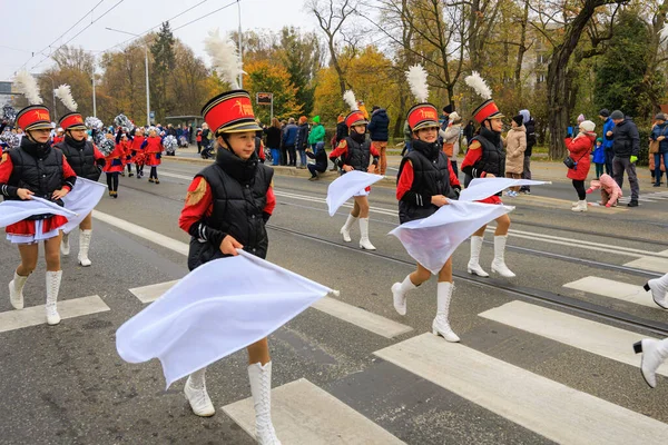 Wroclaw, Polonya - 11 Kasım 2024: Wroclaw 'da Neşeli Bağımsızlık Günü Yürüyüşü, Polonya Bayrakları, Öğrencileri ve 11 Kasım' ı Kutlayan Ailelerle Vatanseverlik Yürüyüşü