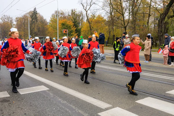 Wroclaw, Polonya - 11 Kasım 2024: Wroclaw 'da Neşeli Bağımsızlık Günü Yürüyüşü, Polonya Bayrakları, Öğrencileri ve 11 Kasım' ı Kutlayan Ailelerle Vatanseverlik Yürüyüşü