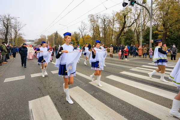 Wroclaw, Polonya - 11 Kasım 2024: Wroclaw 'da Neşeli Bağımsızlık Günü Yürüyüşü, Polonya Bayrakları, Öğrencileri ve 11 Kasım' ı Kutlayan Ailelerle Vatanseverlik Yürüyüşü
