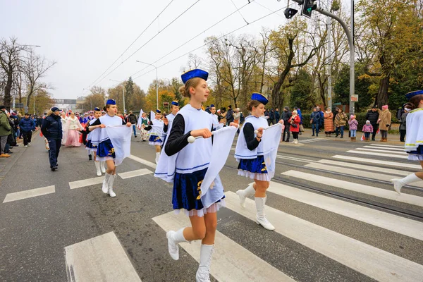 Wroclaw, Polonya - 11 Kasım 2024: Wroclaw 'da Neşeli Bağımsızlık Günü Yürüyüşü, Polonya Bayrakları, Öğrencileri ve 11 Kasım' ı Kutlayan Ailelerle Vatanseverlik Yürüyüşü