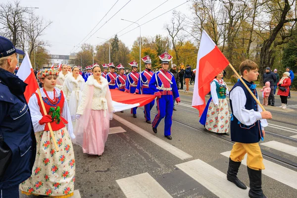 Wroclaw, Polonya - 11 Kasım 2024: Wroclaw 'da Neşeli Bağımsızlık Günü Yürüyüşü, Polonya Bayrakları, Öğrencileri ve 11 Kasım' ı Kutlayan Ailelerle Vatanseverlik Yürüyüşü