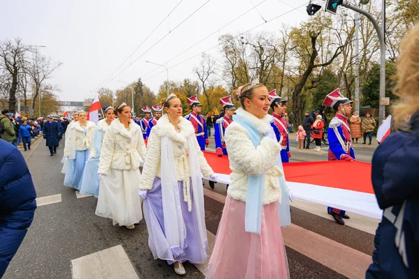 Wroclaw, Polonya - 11 Kasım 2024: Wroclaw 'da Neşeli Bağımsızlık Günü Yürüyüşü, Polonya Bayrakları, Öğrencileri ve 11 Kasım' ı Kutlayan Ailelerle Vatanseverlik Yürüyüşü
