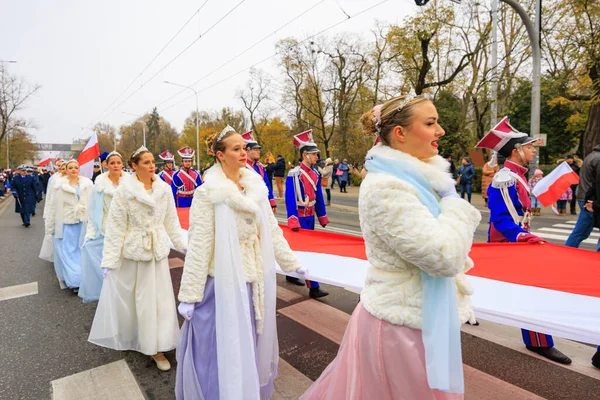 Wroclaw, Polonya - 11 Kasım 2024: Wroclaw 'da Neşeli Bağımsızlık Günü Yürüyüşü, Polonya Bayrakları, Öğrencileri ve 11 Kasım' ı Kutlayan Ailelerle Vatanseverlik Yürüyüşü