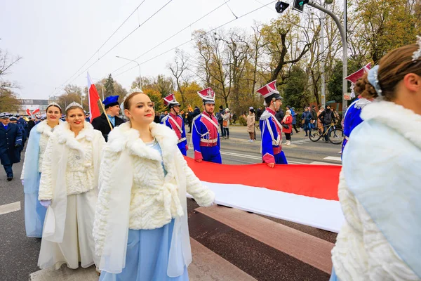 Wroclaw, Polonya - 11 Kasım 2024: Wroclaw 'da Neşeli Bağımsızlık Günü Yürüyüşü, Polonya Bayrakları, Öğrencileri ve 11 Kasım' ı Kutlayan Ailelerle Vatanseverlik Yürüyüşü