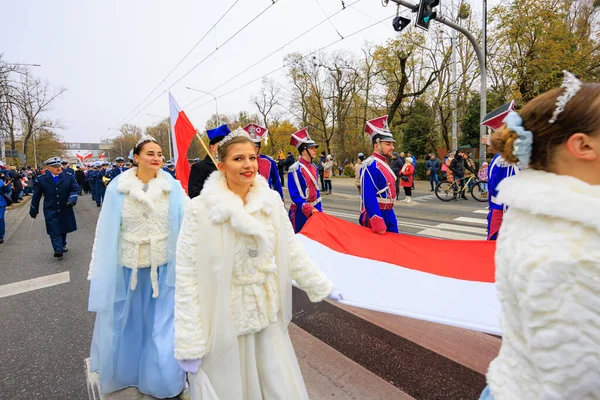 Wroclaw, Polonya - 11 Kasım 2024: Wroclaw 'da Neşeli Bağımsızlık Günü Yürüyüşü, Polonya Bayrakları, Öğrencileri ve 11 Kasım' ı Kutlayan Ailelerle Vatanseverlik Yürüyüşü