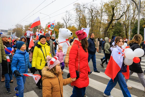 Wroclaw, Polonya - 11 Kasım 2024: Wroclaw 'da Neşeli Bağımsızlık Günü Yürüyüşü, Polonya Bayrakları, Öğrencileri ve 11 Kasım' ı Kutlayan Ailelerle Vatanseverlik Yürüyüşü