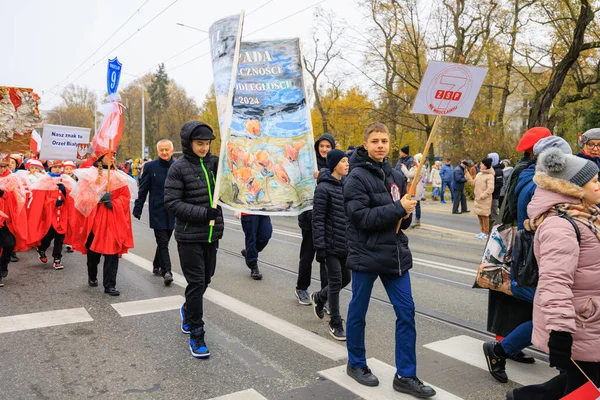 Wroclaw, Polonya - 11 Kasım 2024: Wroclaw 'da Neşeli Bağımsızlık Günü Yürüyüşü, Polonya Bayrakları, Öğrencileri ve 11 Kasım' ı Kutlayan Ailelerle Vatanseverlik Yürüyüşü