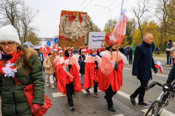 Wroclaw, Polonya - 11 Kasım 2024: Wroclaw 'da Neşeli Bağımsızlık Günü Yürüyüşü, Polonya Bayrakları, Öğrencileri ve 11 Kasım' ı Kutlayan Ailelerle Vatanseverlik Yürüyüşü