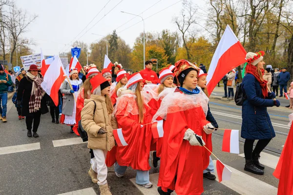 Wroclaw, Polonya - 11 Kasım 2024: Wroclaw 'da Neşeli Bağımsızlık Günü Yürüyüşü, Polonya Bayrakları, Öğrencileri ve 11 Kasım' ı Kutlayan Ailelerle Vatanseverlik Yürüyüşü