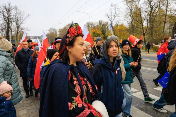 Wroclaw, Polonya - 11 Kasım 2024: Wroclaw 'da Neşeli Bağımsızlık Günü Yürüyüşü, Polonya Bayrakları, Öğrencileri ve 11 Kasım' ı Kutlayan Ailelerle Vatanseverlik Yürüyüşü