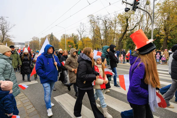 Wroclaw, Polonya - 11 Kasım 2024: Wroclaw 'da Neşeli Bağımsızlık Günü Yürüyüşü, Polonya Bayrakları, Öğrencileri ve 11 Kasım' ı Kutlayan Ailelerle Vatanseverlik Yürüyüşü