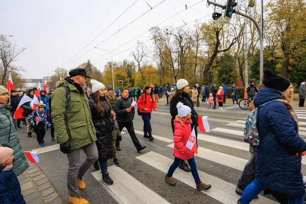 Wroclaw, Polonya - 11 Kasım 2024: Wroclaw 'da Neşeli Bağımsızlık Günü Yürüyüşü, Polonya Bayrakları, Öğrencileri ve 11 Kasım' ı Kutlayan Ailelerle Vatanseverlik Yürüyüşü