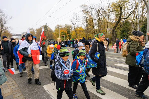 Wroclaw, Polonya - 11 Kasım 2024: Wroclaw 'da Neşeli Bağımsızlık Günü Yürüyüşü, Polonya Bayrakları, Öğrencileri ve 11 Kasım' ı Kutlayan Ailelerle Vatanseverlik Yürüyüşü