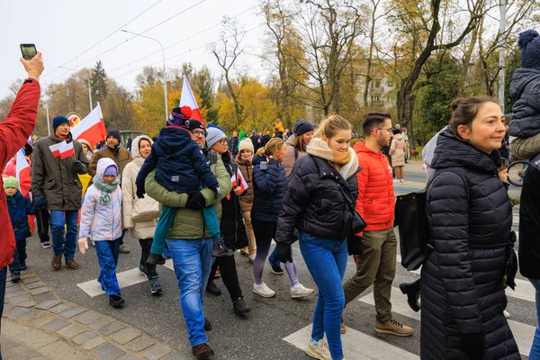 Wroclaw, Polonya - 11 Kasım 2024: Wroclaw 'da Neşeli Bağımsızlık Günü Yürüyüşü, Polonya Bayrakları, Öğrencileri ve 11 Kasım' ı Kutlayan Ailelerle Vatanseverlik Yürüyüşü