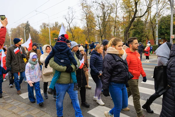 Wroclaw, Polonya - 11 Kasım 2024: Wroclaw 'da Neşeli Bağımsızlık Günü Yürüyüşü, Polonya Bayrakları, Öğrencileri ve 11 Kasım' ı Kutlayan Ailelerle Vatanseverlik Yürüyüşü