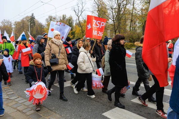 Wroclaw, Polonya - 11 Kasım 2024: Wroclaw 'da Neşeli Bağımsızlık Günü Yürüyüşü, Polonya Bayrakları, Öğrencileri ve 11 Kasım' ı Kutlayan Ailelerle Vatanseverlik Yürüyüşü