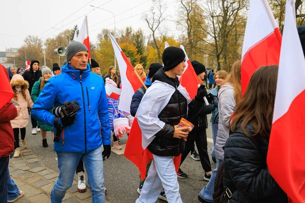 Wroclaw, Polonya - 11 Kasım 2024: Wroclaw 'da Neşeli Bağımsızlık Günü Yürüyüşü, Polonya Bayrakları, Öğrencileri ve 11 Kasım' ı Kutlayan Ailelerle Vatanseverlik Yürüyüşü