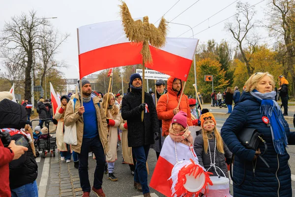 Wroclaw, Polonya - 11 Kasım 2024: Wroclaw 'da Neşeli Bağımsızlık Günü Yürüyüşü, Polonya Bayrakları, Öğrencileri ve 11 Kasım' ı Kutlayan Ailelerle Vatanseverlik Yürüyüşü