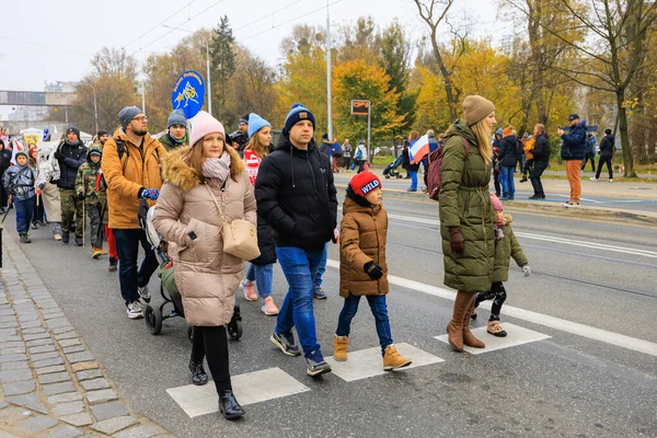 Wroclaw, Polonya - 11 Kasım 2024: Wroclaw 'da Neşeli Bağımsızlık Günü Yürüyüşü, Polonya Bayrakları, Öğrencileri ve 11 Kasım' ı Kutlayan Ailelerle Vatanseverlik Yürüyüşü