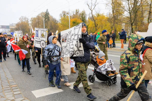 Wroclaw, Polonya - 11 Kasım 2024: Wroclaw 'da Neşeli Bağımsızlık Günü Yürüyüşü, Polonya Bayrakları, Öğrencileri ve 11 Kasım' ı Kutlayan Ailelerle Vatanseverlik Yürüyüşü