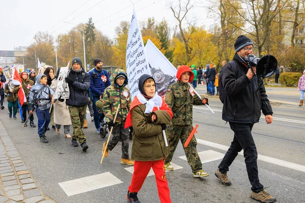 Wroclaw, Polonya - 11 Kasım 2024: Wroclaw 'da Neşeli Bağımsızlık Günü Yürüyüşü, Polonya Bayrakları, Öğrencileri ve 11 Kasım' ı Kutlayan Ailelerle Vatanseverlik Yürüyüşü