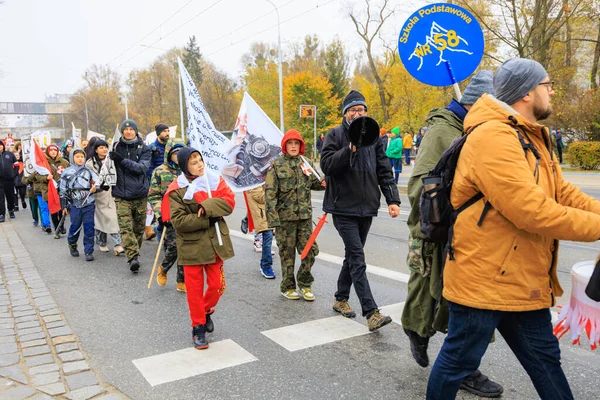 Wroclaw, Polonya - 11 Kasım 2024: Wroclaw 'da Neşeli Bağımsızlık Günü Yürüyüşü, Polonya Bayrakları, Öğrencileri ve 11 Kasım' ı Kutlayan Ailelerle Vatanseverlik Yürüyüşü