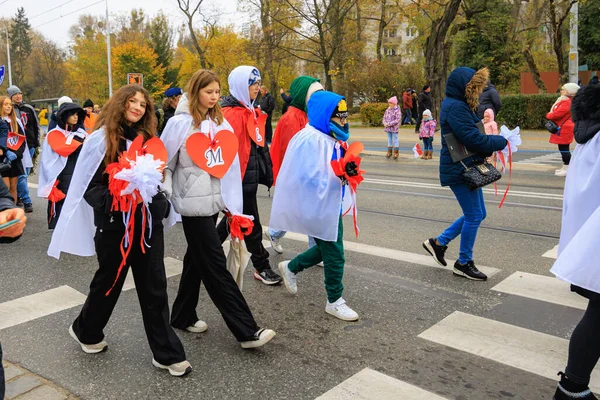 Wroclaw, Polonya - 11 Kasım 2024: Wroclaw 'da Neşeli Bağımsızlık Günü Yürüyüşü, Polonya Bayrakları, Öğrencileri ve 11 Kasım' ı Kutlayan Ailelerle Vatanseverlik Yürüyüşü