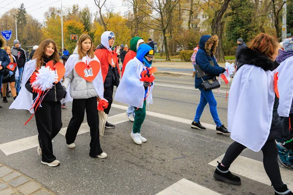 Wroclaw, Polonya - 11 Kasım 2024: Wroclaw 'da Neşeli Bağımsızlık Günü Yürüyüşü, Polonya Bayrakları, Öğrencileri ve 11 Kasım' ı Kutlayan Ailelerle Vatanseverlik Yürüyüşü