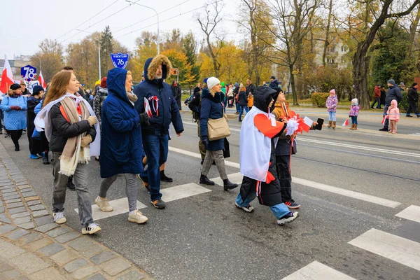Wroclaw, Polonya - 11 Kasım 2024: Wroclaw 'da Neşeli Bağımsızlık Günü Yürüyüşü, Polonya Bayrakları, Öğrencileri ve 11 Kasım' ı Kutlayan Ailelerle Vatanseverlik Yürüyüşü