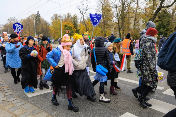 Wroclaw, Polonya - 11 Kasım 2024: Wroclaw 'da Neşeli Bağımsızlık Günü Yürüyüşü, Polonya Bayrakları, Öğrencileri ve 11 Kasım' ı Kutlayan Ailelerle Vatanseverlik Yürüyüşü
