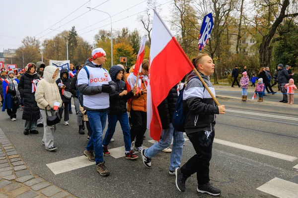 Wroclaw, Polonya - 11 Kasım 2024: Wroclaw 'da Neşeli Bağımsızlık Günü Yürüyüşü, Polonya Bayrakları, Öğrencileri ve 11 Kasım' ı Kutlayan Ailelerle Vatanseverlik Yürüyüşü