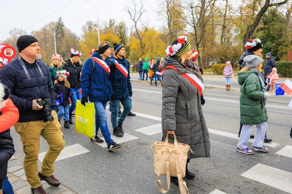 Wroclaw, Polonya - 11 Kasım 2024: Wroclaw 'da Neşeli Bağımsızlık Günü Yürüyüşü, Polonya Bayrakları, Öğrencileri ve 11 Kasım' ı Kutlayan Ailelerle Vatanseverlik Yürüyüşü