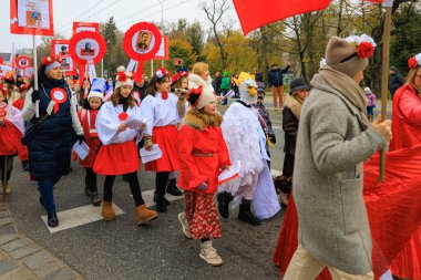 Wroclaw, Polonya - 11 Kasım 2024: Wroclaw 'da Neşeli Bağımsızlık Günü Yürüyüşü, Polonya Bayrakları, Öğrencileri ve 11 Kasım' ı Kutlayan Ailelerle Vatanseverlik Yürüyüşü