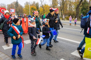 Wroclaw, Polonya - 11 Kasım 2024: Wroclaw 'da Neşeli Bağımsızlık Günü Yürüyüşü, Polonya Bayrakları, Öğrencileri ve 11 Kasım' ı Kutlayan Ailelerle Vatanseverlik Yürüyüşü