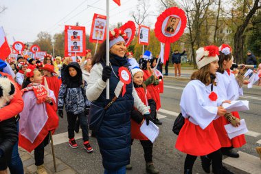 Wroclaw, Polonya - 11 Kasım 2024: Wroclaw 'da Neşeli Bağımsızlık Günü Yürüyüşü, Polonya Bayrakları, Öğrencileri ve 11 Kasım' ı Kutlayan Ailelerle Vatanseverlik Yürüyüşü