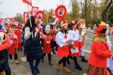 Wroclaw, Polonya - 11 Kasım 2024: Wroclaw 'da Neşeli Bağımsızlık Günü Yürüyüşü, Polonya Bayrakları, Öğrencileri ve 11 Kasım' ı Kutlayan Ailelerle Vatanseverlik Yürüyüşü