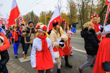 Wroclaw, Polonya - 11 Kasım 2024: Wroclaw 'da Neşeli Bağımsızlık Günü Yürüyüşü, Polonya Bayrakları, Öğrencileri ve 11 Kasım' ı Kutlayan Ailelerle Vatanseverlik Yürüyüşü