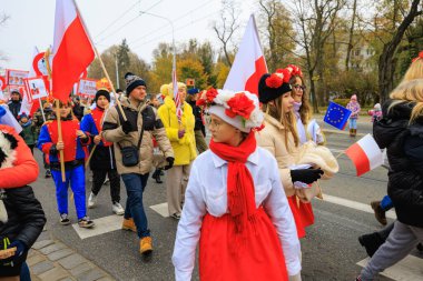 Wroclaw, Polonya - 11 Kasım 2024: Wroclaw 'da Neşeli Bağımsızlık Günü Yürüyüşü, Polonya Bayrakları, Öğrencileri ve 11 Kasım' ı Kutlayan Ailelerle Vatanseverlik Yürüyüşü