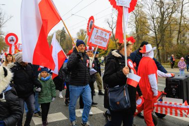 Wroclaw, Polonya - 11 Kasım 2024: Wroclaw 'da Neşeli Bağımsızlık Günü Yürüyüşü, Polonya Bayrakları, Öğrencileri ve 11 Kasım' ı Kutlayan Ailelerle Vatanseverlik Yürüyüşü