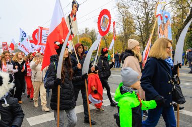 Wroclaw, Polonya - 11 Kasım 2024: Wroclaw 'da Neşeli Bağımsızlık Günü Yürüyüşü, Polonya Bayrakları, Öğrencileri ve 11 Kasım' ı Kutlayan Ailelerle Vatanseverlik Yürüyüşü