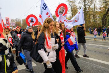 Wroclaw, Polonya - 11 Kasım 2024: Wroclaw 'da Neşeli Bağımsızlık Günü Yürüyüşü, Polonya Bayrakları, Öğrencileri ve 11 Kasım' ı Kutlayan Ailelerle Vatanseverlik Yürüyüşü