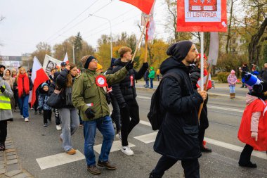 Wroclaw, Polonya - 11 Kasım 2024: Wroclaw 'da Neşeli Bağımsızlık Günü Yürüyüşü, Polonya Bayrakları, Öğrencileri ve 11 Kasım' ı Kutlayan Ailelerle Vatanseverlik Yürüyüşü