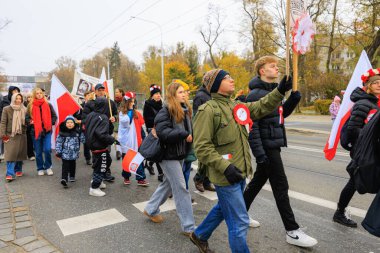 Wroclaw, Polonya - 11 Kasım 2024: Wroclaw 'da Neşeli Bağımsızlık Günü Yürüyüşü, Polonya Bayrakları, Öğrencileri ve 11 Kasım' ı Kutlayan Ailelerle Vatanseverlik Yürüyüşü