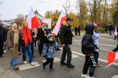 Wroclaw, Polonya - 11 Kasım 2024: Wroclaw 'da Neşeli Bağımsızlık Günü Yürüyüşü, Polonya Bayrakları, Öğrencileri ve 11 Kasım' ı Kutlayan Ailelerle Vatanseverlik Yürüyüşü