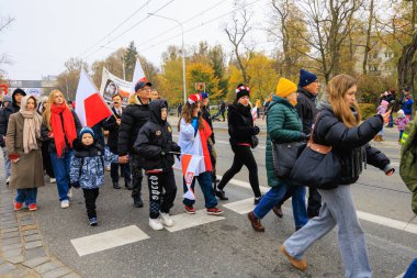 Wroclaw, Polonya - 11 Kasım 2024: Wroclaw 'da Neşeli Bağımsızlık Günü Yürüyüşü, Polonya Bayrakları, Öğrencileri ve 11 Kasım' ı Kutlayan Ailelerle Vatanseverlik Yürüyüşü