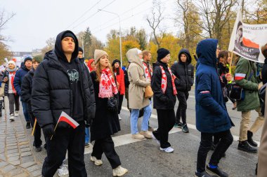 Wroclaw, Polonya - 11 Kasım 2024: Wroclaw 'da Neşeli Bağımsızlık Günü Yürüyüşü, Polonya Bayrakları, Öğrencileri ve 11 Kasım' ı Kutlayan Ailelerle Vatanseverlik Yürüyüşü