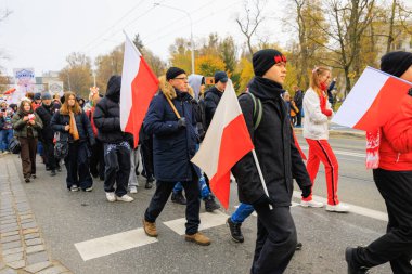 Wroclaw, Polonya - 11 Kasım 2024: Wroclaw 'da Neşeli Bağımsızlık Günü Yürüyüşü, Polonya Bayrakları, Öğrencileri ve 11 Kasım' ı Kutlayan Ailelerle Vatanseverlik Yürüyüşü