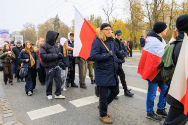Wroclaw, Polonya - 11 Kasım 2024: Wroclaw 'da Neşeli Bağımsızlık Günü Yürüyüşü, Polonya Bayrakları, Öğrencileri ve 11 Kasım' ı Kutlayan Ailelerle Vatanseverlik Yürüyüşü