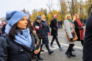 Wroclaw, Polonya - 11 Kasım 2024: Wroclaw 'da Neşeli Bağımsızlık Günü Yürüyüşü, Polonya Bayrakları, Öğrencileri ve 11 Kasım' ı Kutlayan Ailelerle Vatanseverlik Yürüyüşü